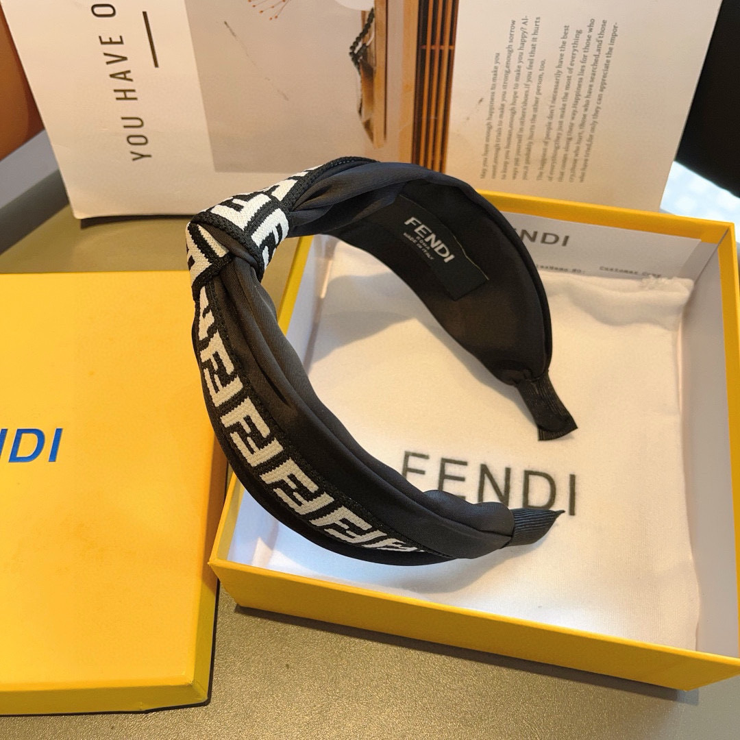 配包装
FENDI 芬迪 火爆新款双F发箍，宽版原单头箍， 简约百搭，潮女必备品，超级的高大上！