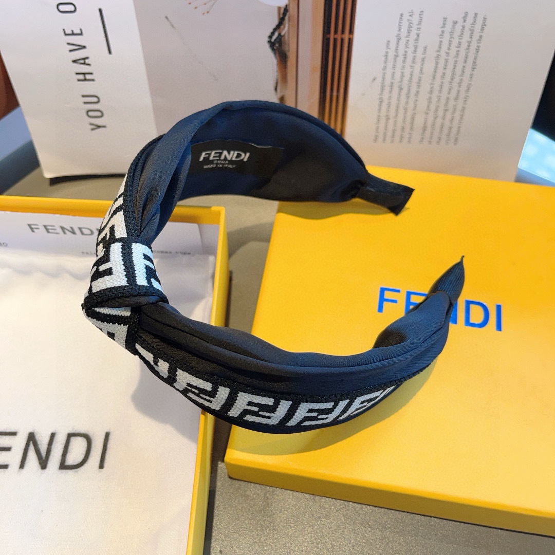 配包装
FENDI 芬迪 火爆新款双F发箍，宽版原单头箍， 简约百搭，潮女必备品，超级的高大上！