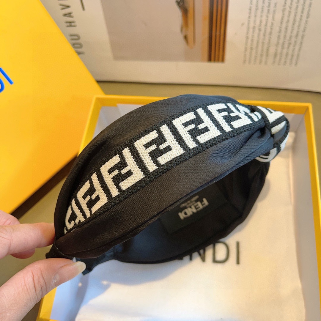 配包装
FENDI 芬迪 火爆新款双F发箍，宽版原单头箍， 简约百搭，潮女必备品，超级的高大上！