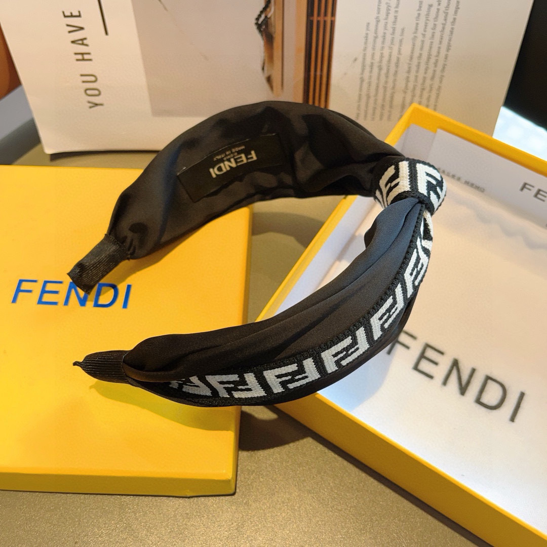 配包装
FENDI 芬迪 火爆新款双F发箍，宽版原单头箍， 简约百搭，潮女必备品，超级的高大上！