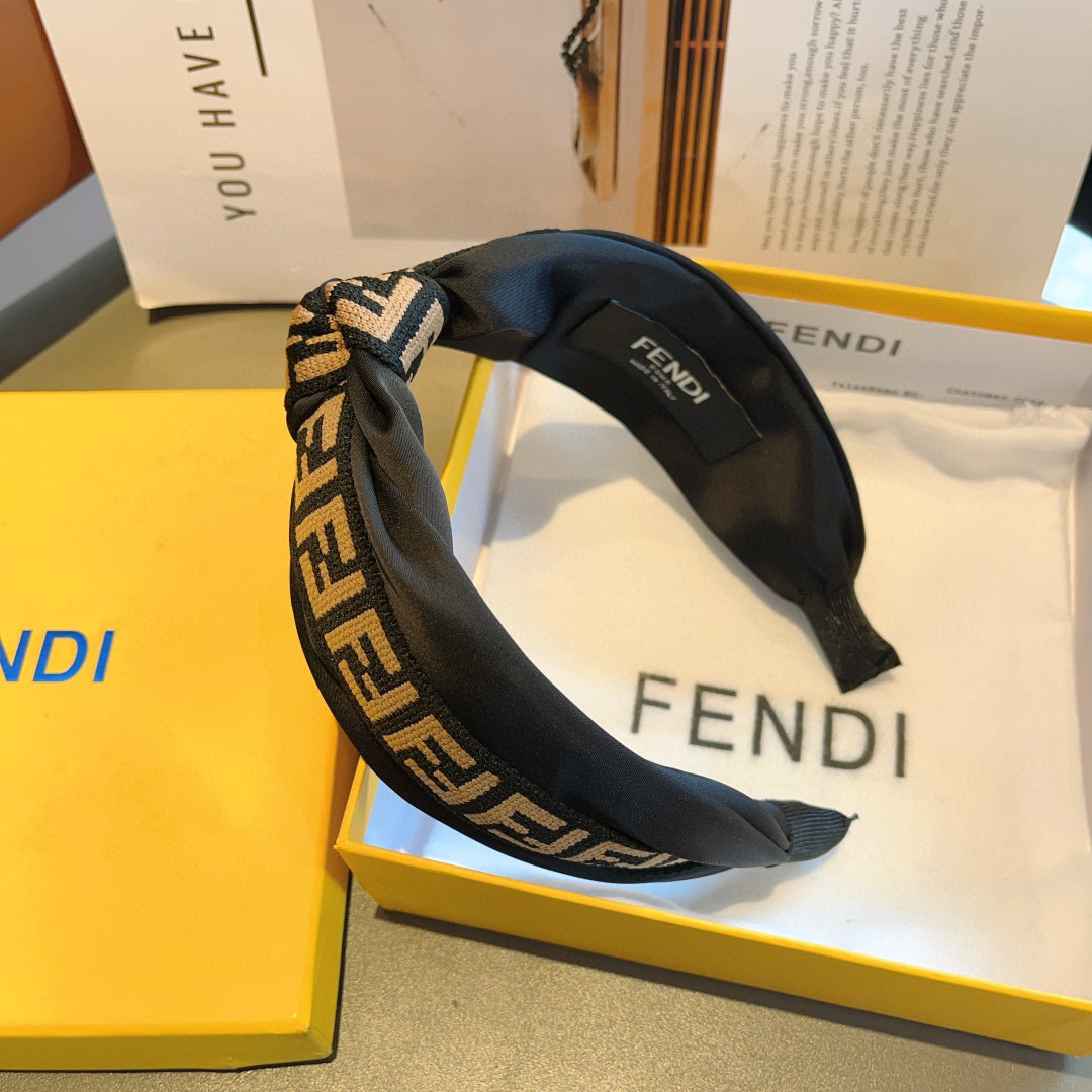 配包装
FENDI 芬迪 火爆新款双F发箍，宽版原单头箍， 简约百搭，潮女必备品，超级的高大上！