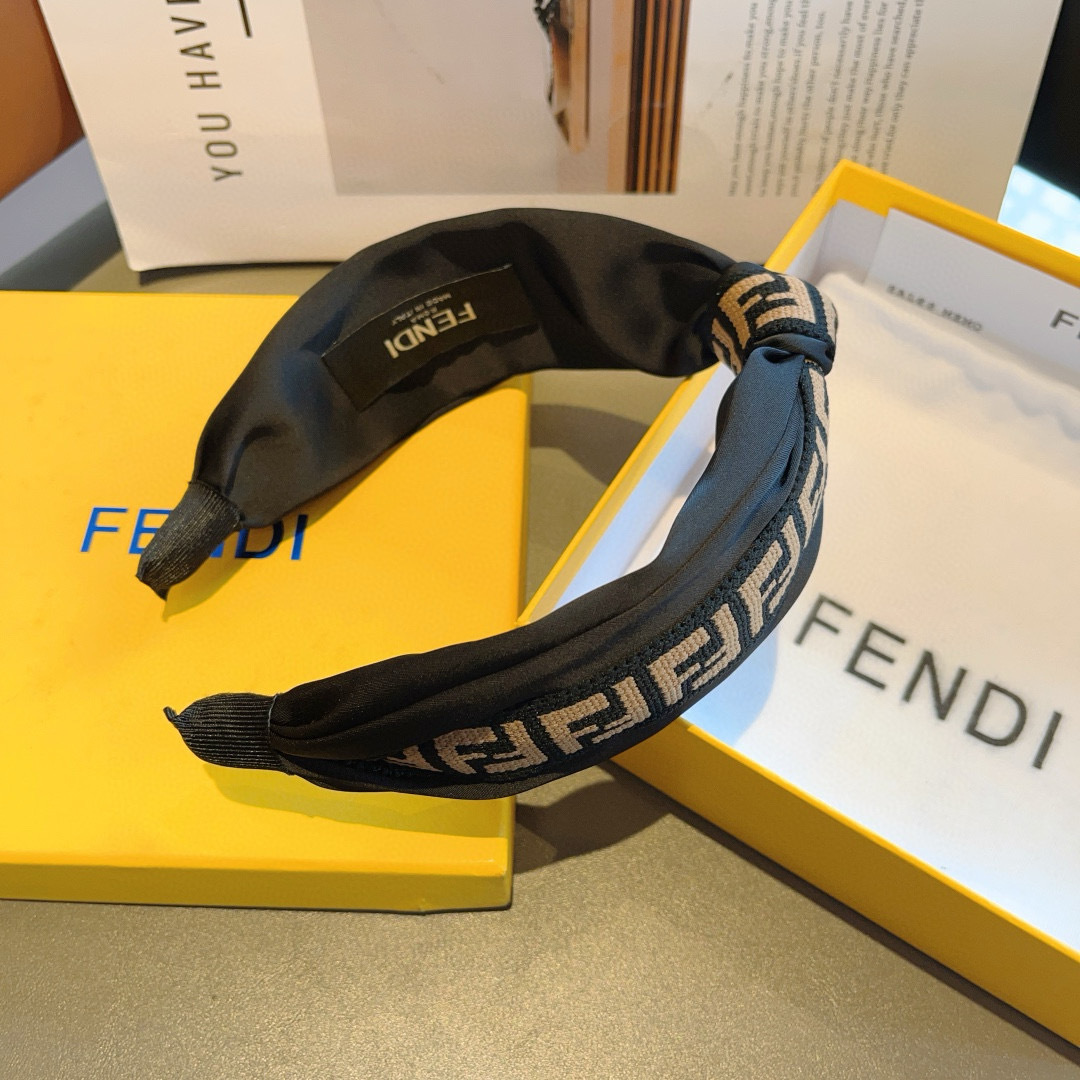 配包装
FENDI 芬迪 火爆新款双F发箍，宽版原单头箍， 简约百搭，潮女必备品，超级的高大上！