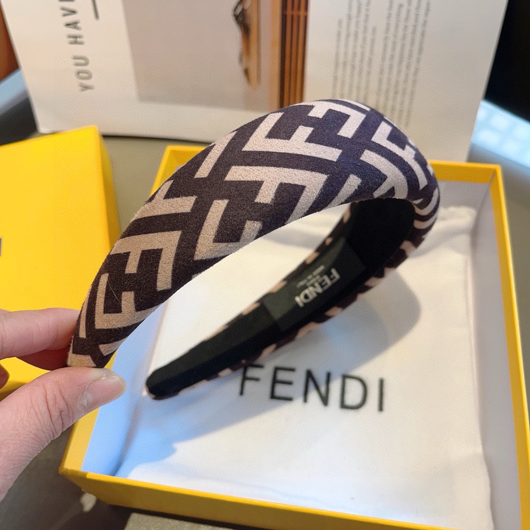 配包装
FENDI 芬迪 火爆新款发箍，宽版原单货， 简约百搭，潮女必备品，超级的高大上！