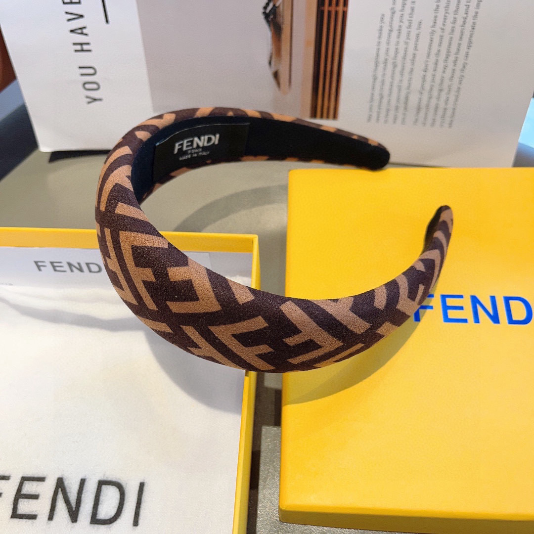 配包装
FENDI 芬迪 火爆新款发箍，宽版原单货， 简约百搭，潮女必备品，超级的高大上！