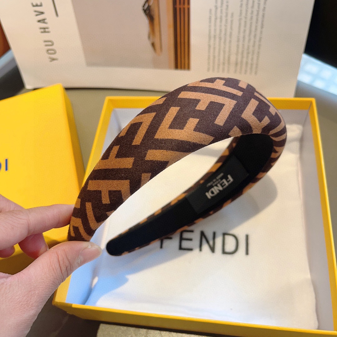 配包装
FENDI 芬迪 火爆新款发箍，宽版原单货， 简约百搭，潮女必备品，超级的高大上！
