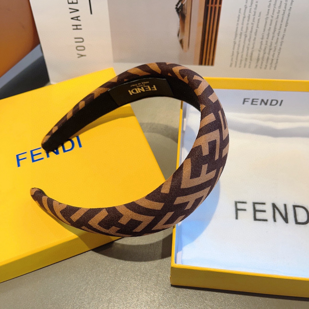 配包装
FENDI 芬迪 火爆新款发箍，宽版原单货， 简约百搭，潮女必备品，超级的高大上！