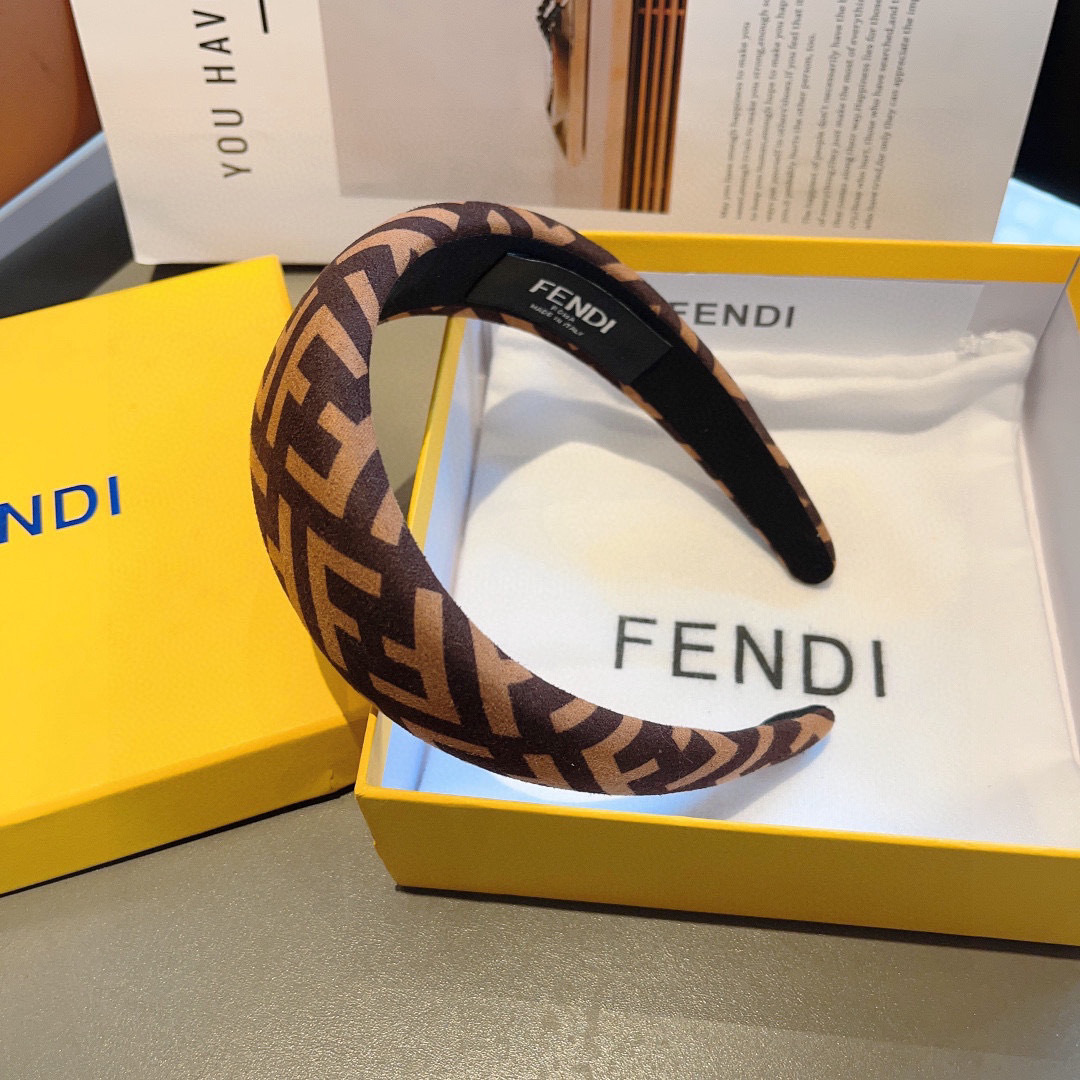 配包装
FENDI 芬迪 火爆新款发箍，宽版原单货， 简约百搭，潮女必备品，超级的高大上！