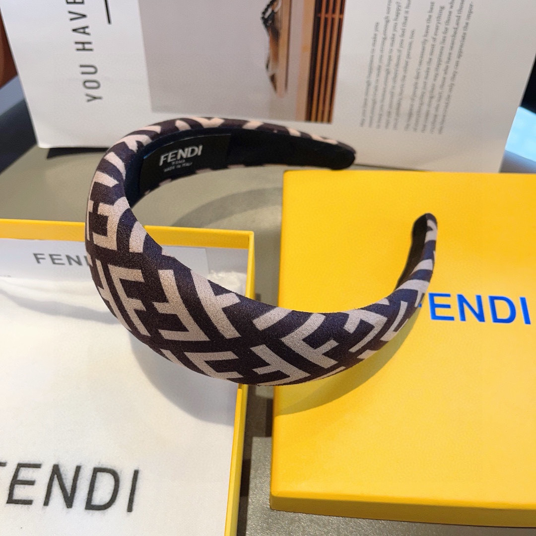 配包装
FENDI 芬迪 火爆新款发箍，宽版原单货， 简约百搭，潮女必备品，超级的高大上！