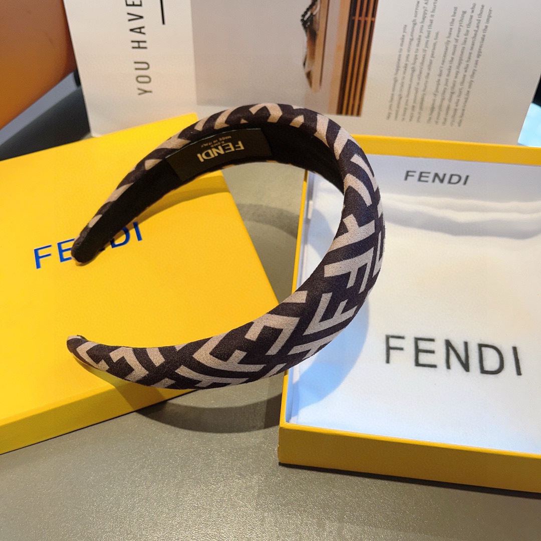 配包装
FENDI 芬迪 火爆新款发箍，宽版原单货， 简约百搭，潮女必备品，超级的高大上！