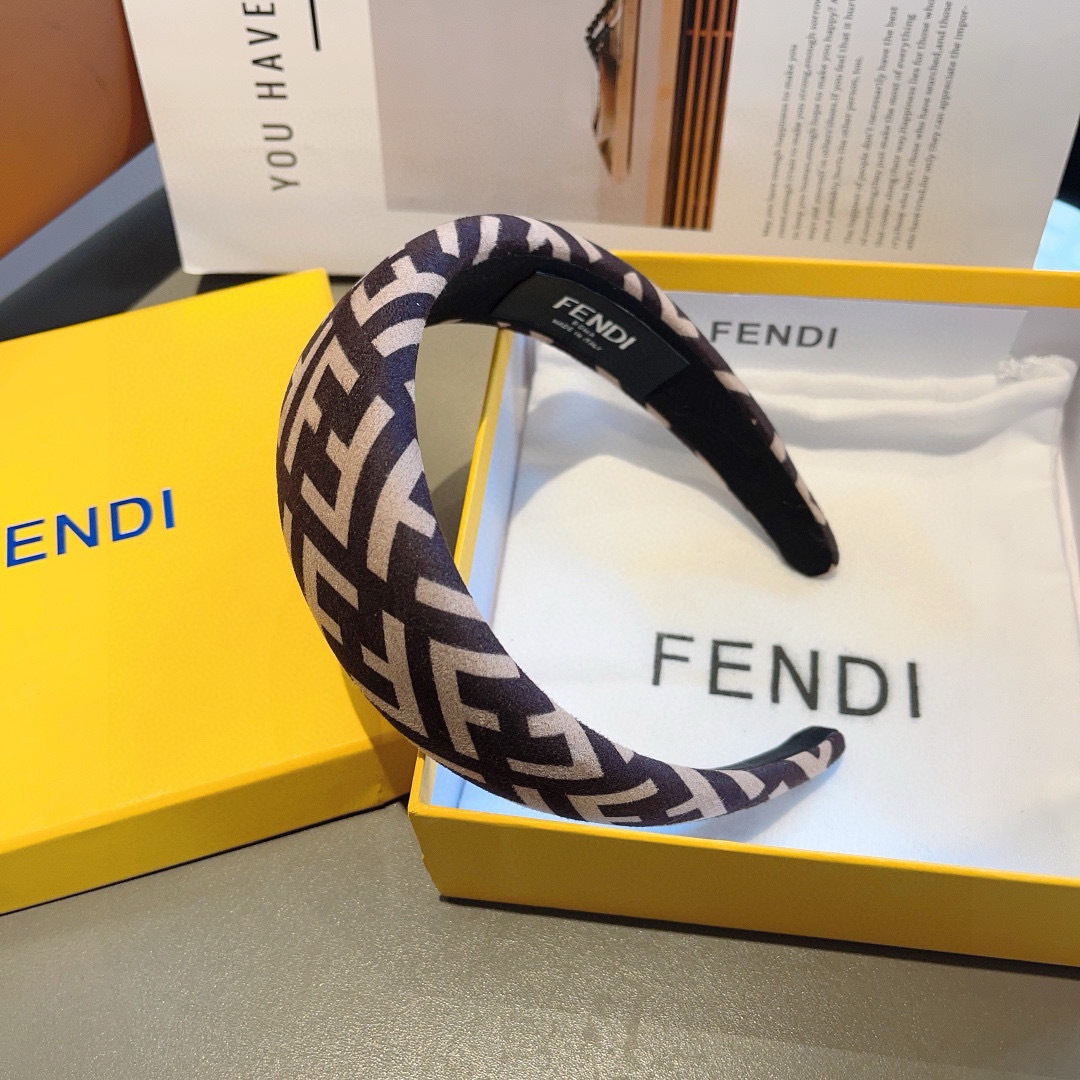 配包装
FENDI 芬迪 火爆新款发箍，宽版原单货， 简约百搭，潮女必备品，超级的高大上！