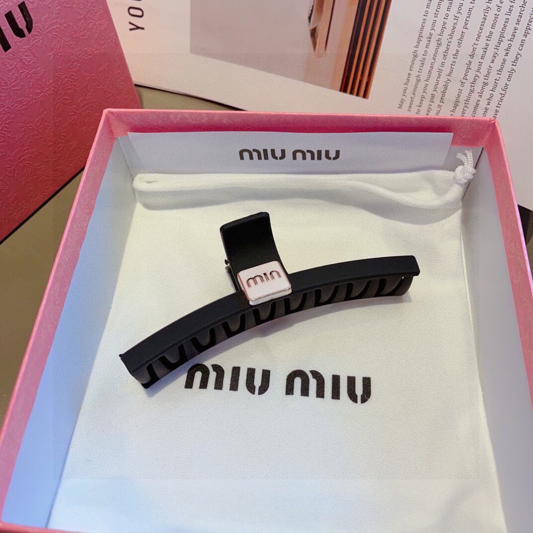 配包装
MIUMIU（缪缪）新款手工网红抓夹，高级感字母简约复古磨砂发夹原单货，简约百搭，潮女必备品，超