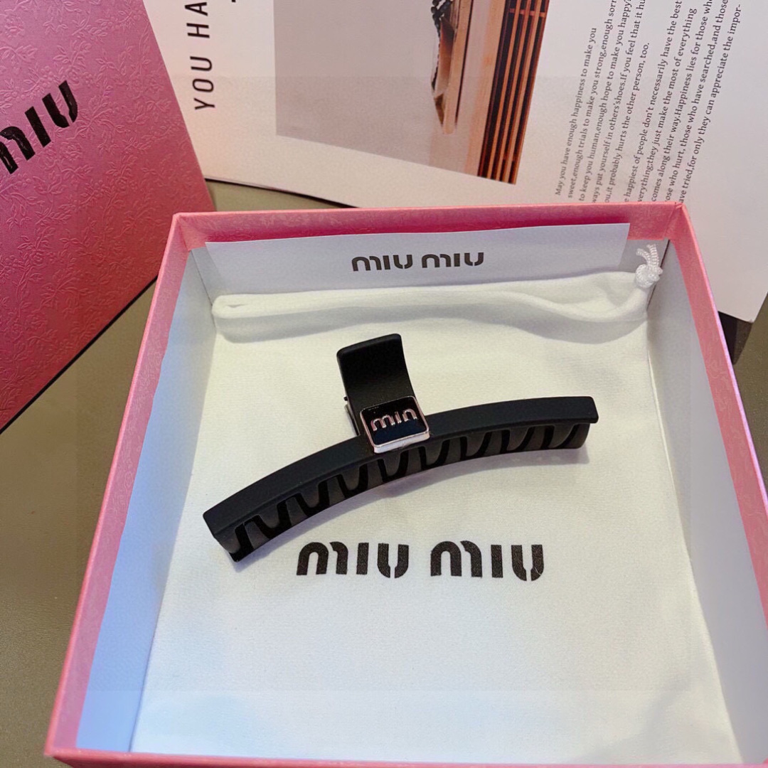 配包装
MIUMIU（缪缪）新款手工网红抓夹，高级感字母简约复古磨砂发夹原单货，简约百搭，潮女必备品，超