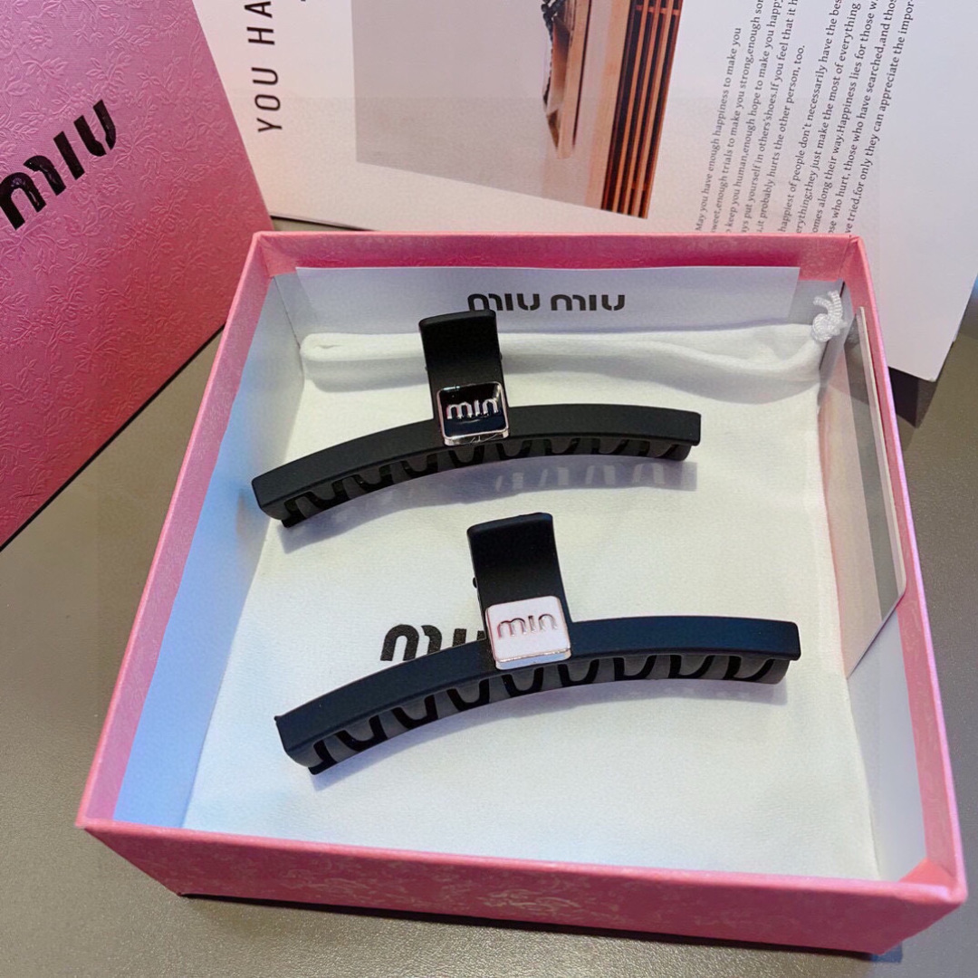 配包装
MIUMIU（缪缪）新款手工网红抓夹，高级感字母简约复古磨砂发夹原单货，简约百搭，潮女必备品，超