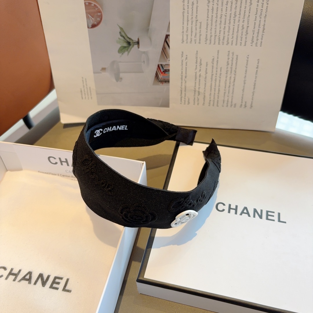 配包装
CHANEL（香奈儿）新款山茶花发箍，复古头箍，搭配高端材质，佩戴舒适 时尚百搭款！