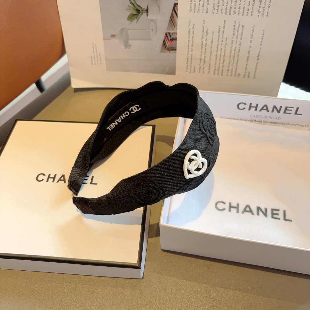 配包装
CHANEL（香奈儿）新款山茶花发箍，复古头箍，搭配高端材质，佩戴舒适 时尚百搭款！