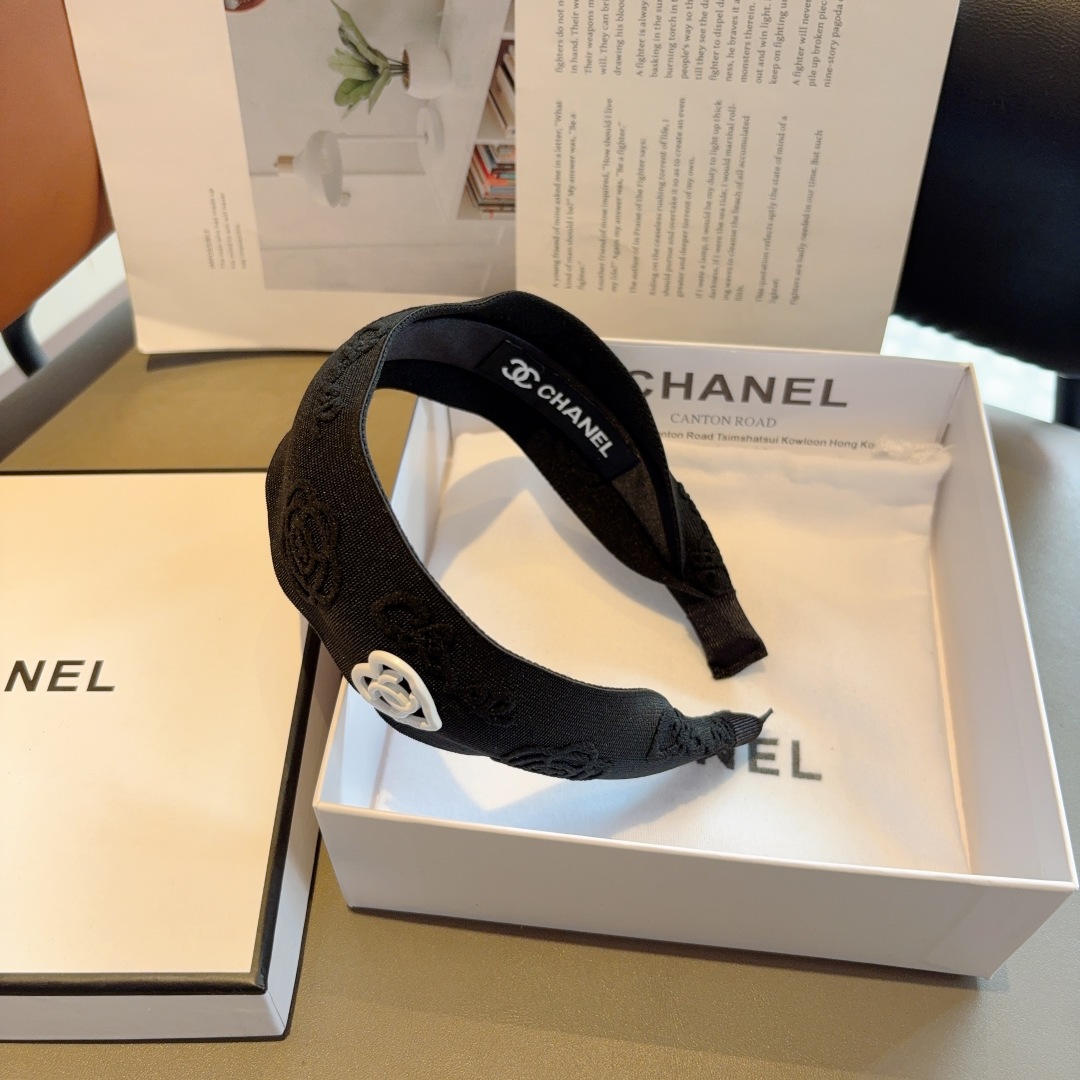 配包装
CHANEL（香奈儿）新款山茶花发箍，复古头箍，搭配高端材质，佩戴舒适 时尚百搭款！