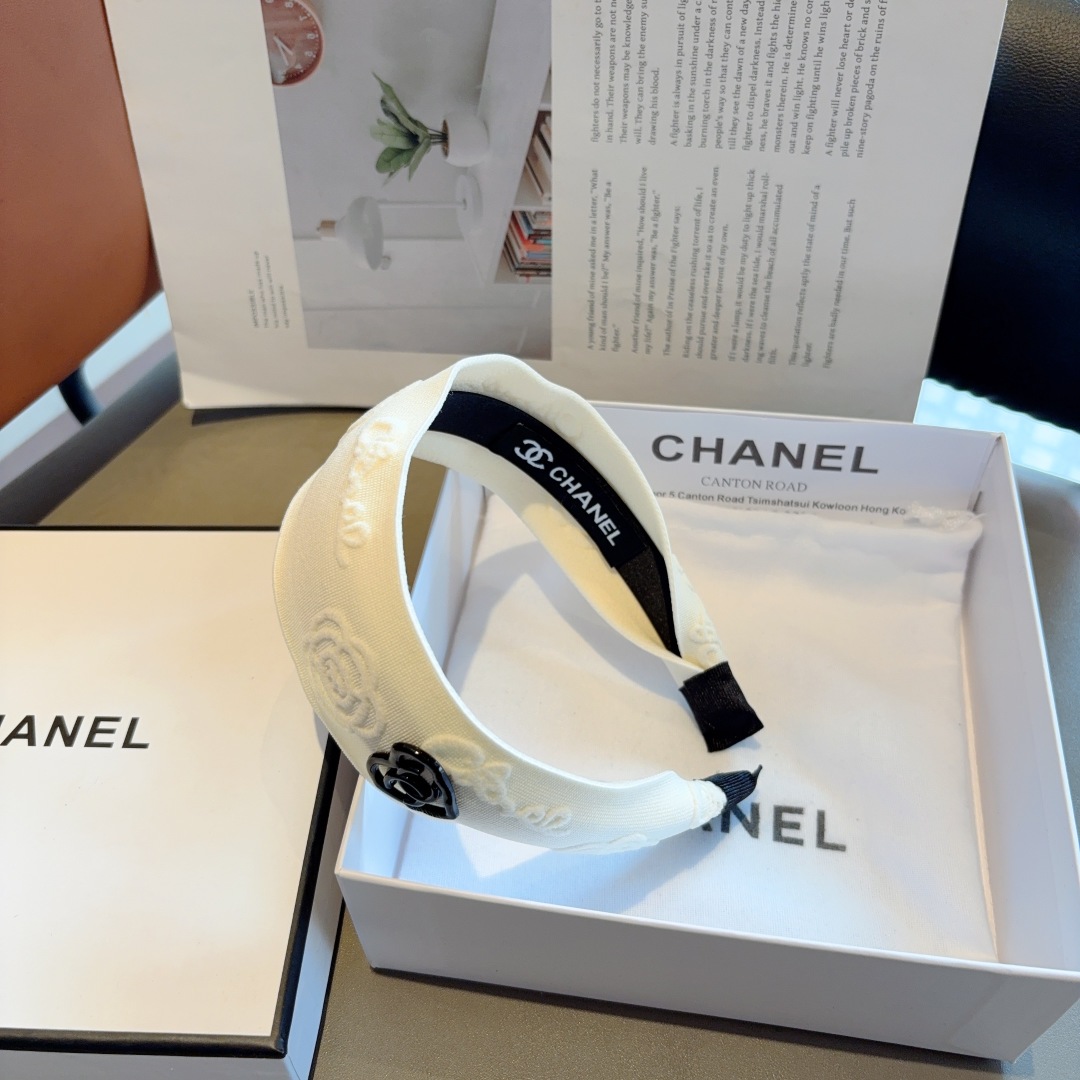配包装
CHANEL（香奈儿）新款山茶花发箍，复古头箍，搭配高端材质，佩戴舒适 时尚百搭款！