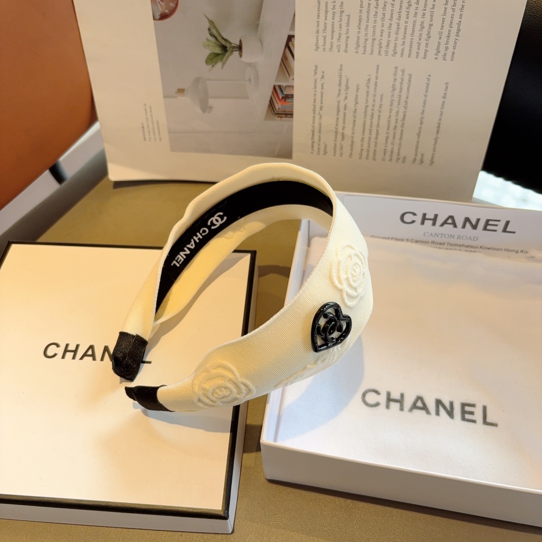配包装
CHANEL（香奈儿）新款山茶花发箍，复古头箍，搭配高端材质，佩戴舒适 时尚百搭款！