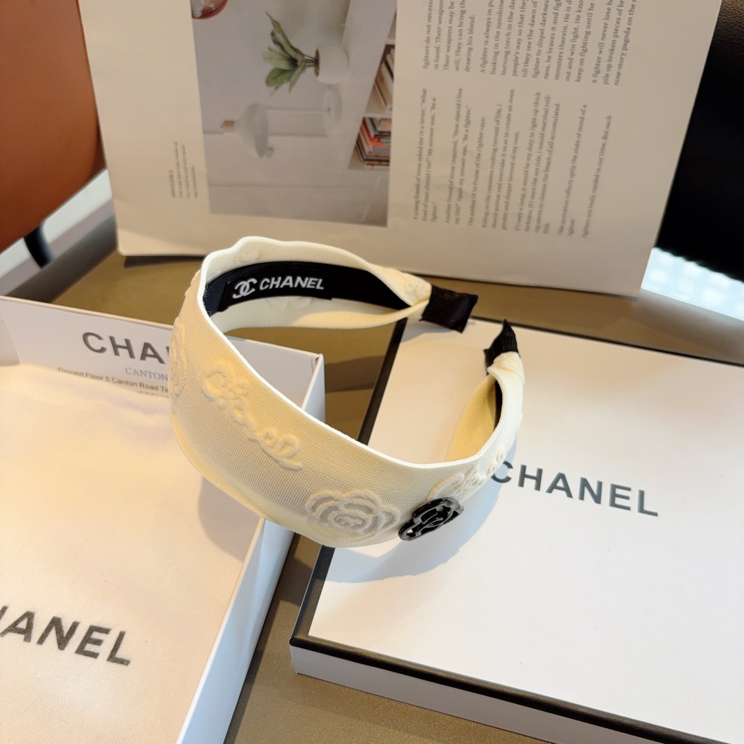 配包装
CHANEL（香奈儿）新款山茶花发箍，复古头箍，搭配高端材质，佩戴舒适 时尚百搭款！