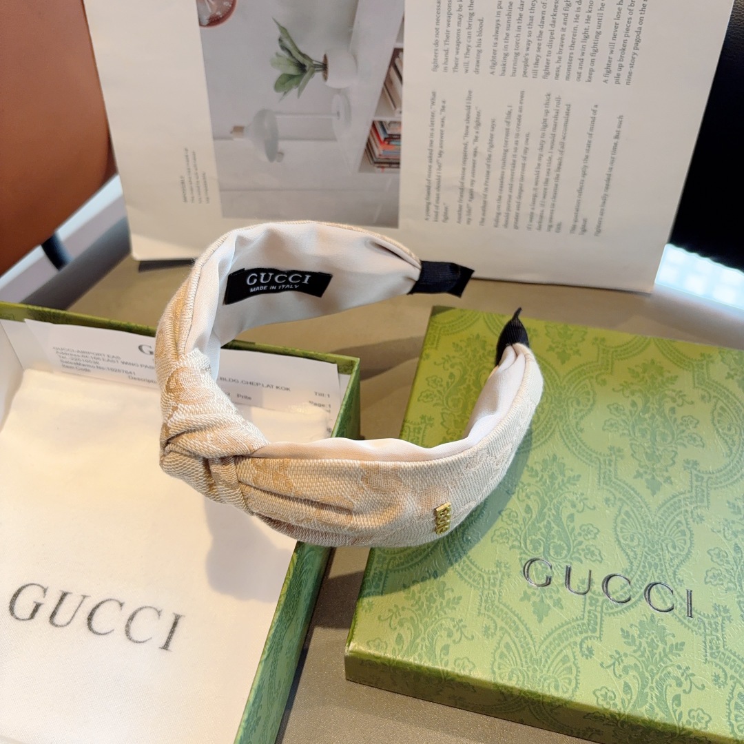 配包装
Gucci古奇 经典老花宽边发箍，女神外出必备单品，非常百搭，时尚潮流！