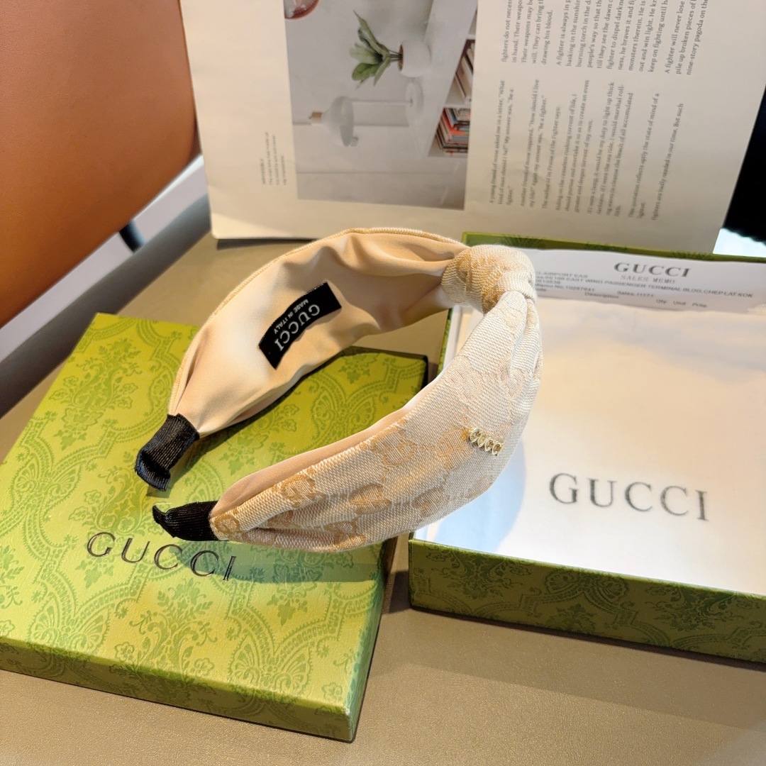 配包装
Gucci古奇 经典老花宽边发箍，女神外出必备单品，非常百搭，时尚潮流！
