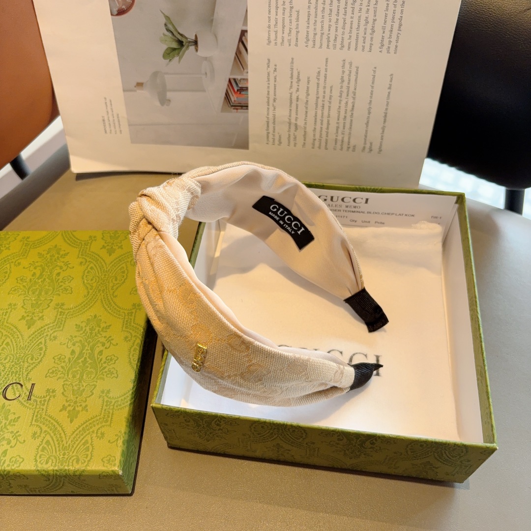 配包装
Gucci古奇 经典老花宽边发箍，女神外出必备单品，非常百搭，时尚潮流！