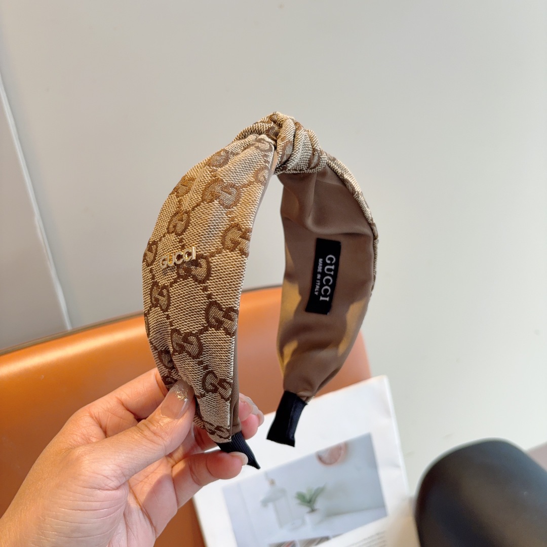 配包装
Gucci古奇 经典老花宽边发箍，女神外出必备单品，非常百搭，时尚潮流！