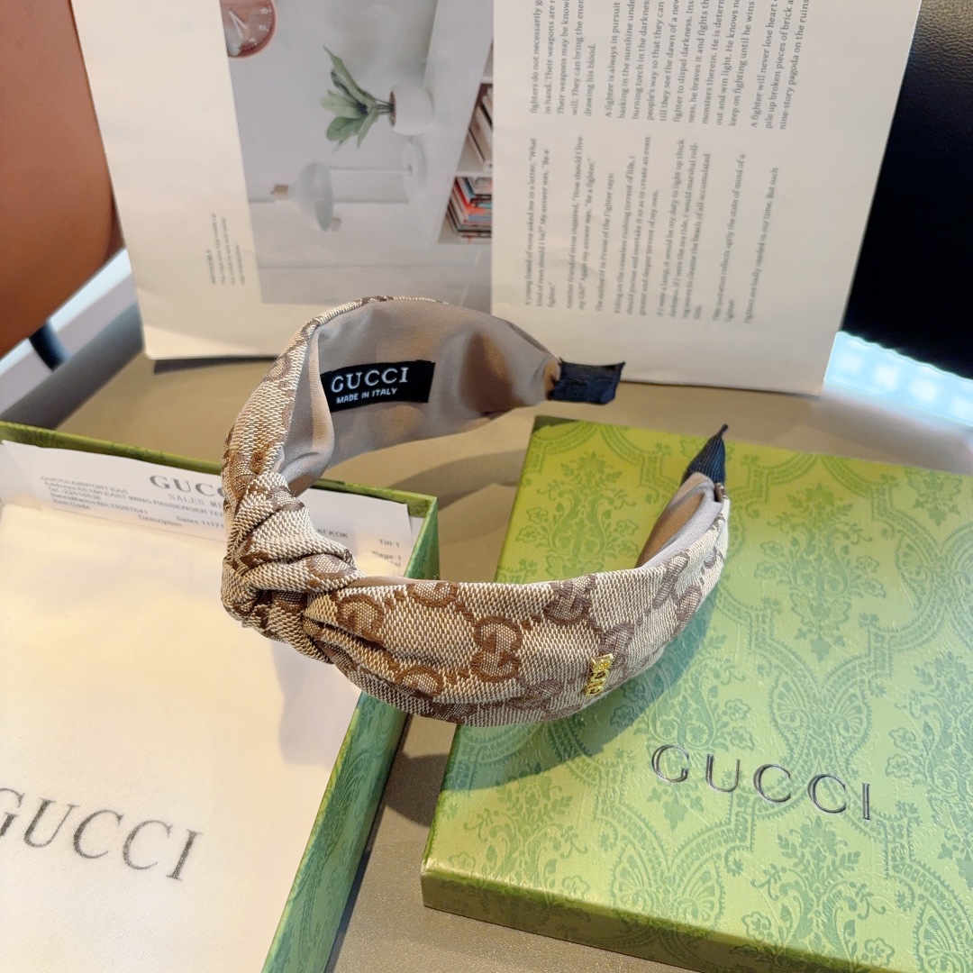 配包装
Gucci古奇 经典老花宽边发箍，女神外出必备单品，非常百搭，时尚潮流！