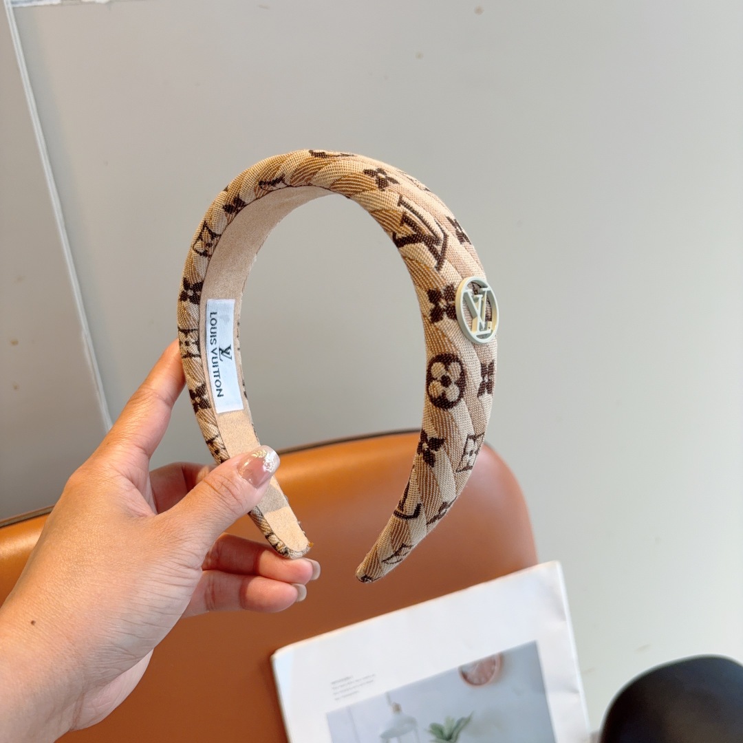 配包装
LV 路易威登 经典新款发箍，时尚可爱宽边头箍，专柜最新款来袭💕时尚百搭，女神必入  ！