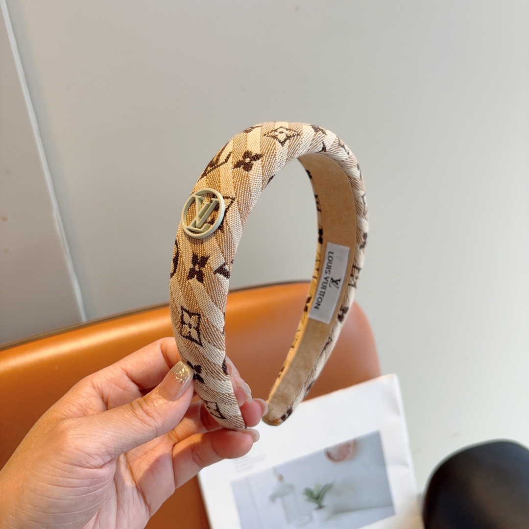 配包装
LV 路易威登 经典新款发箍，时尚可爱宽边头箍，专柜最新款来袭💕时尚百搭，女神必入  ！