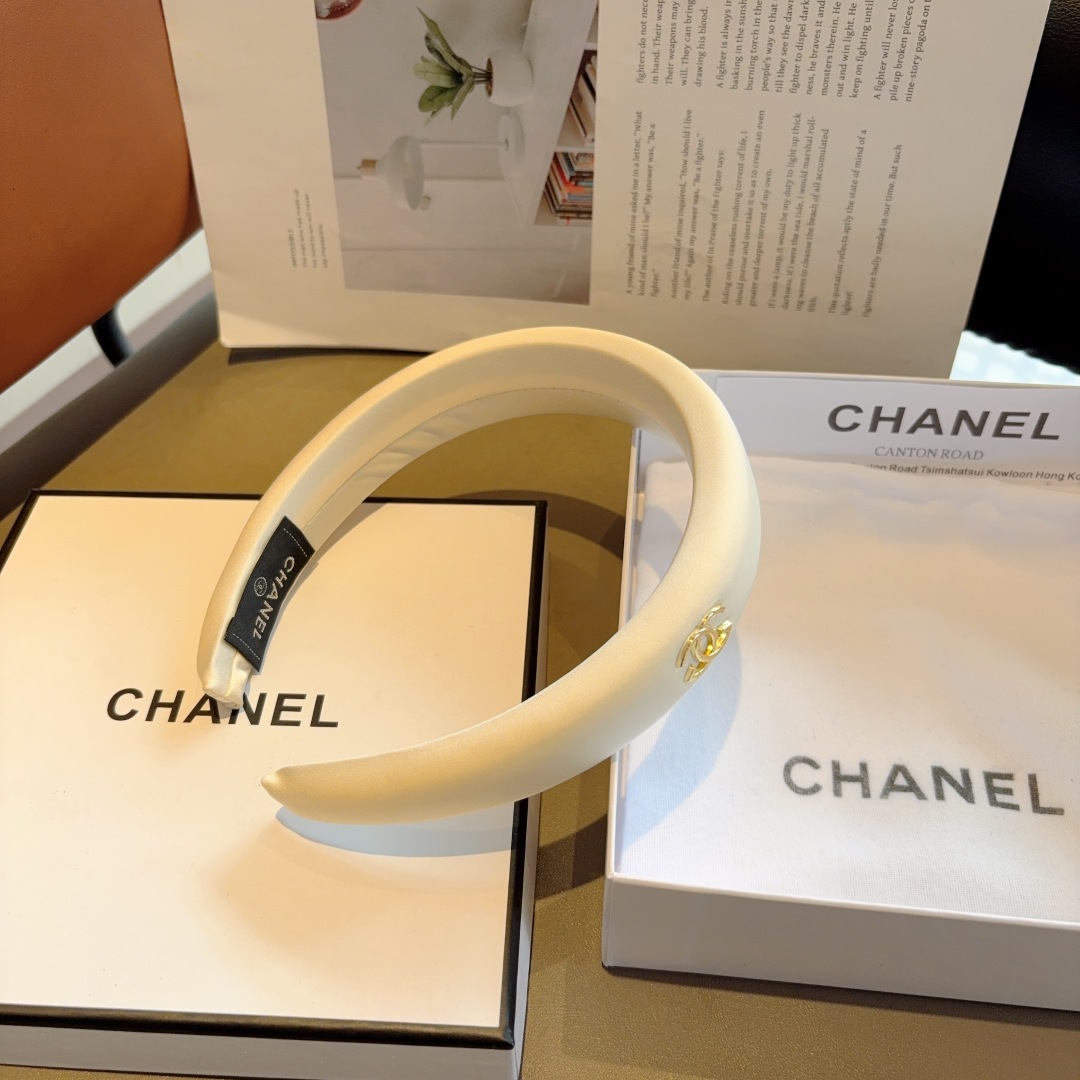 配包装
CHANEL（香奈儿）新款小香缎面发箍，香奶奶头箍，复古头箍，网红爆款推荐 超精致，时尚百搭！