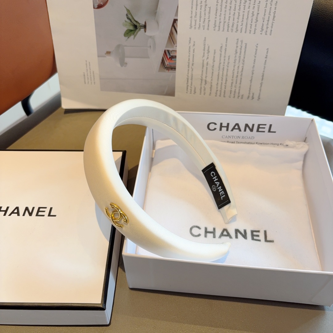 配包装
CHANEL（香奈儿）新款小香缎面发箍，香奶奶头箍，复古头箍，网红爆款推荐 超精致，时尚百搭！