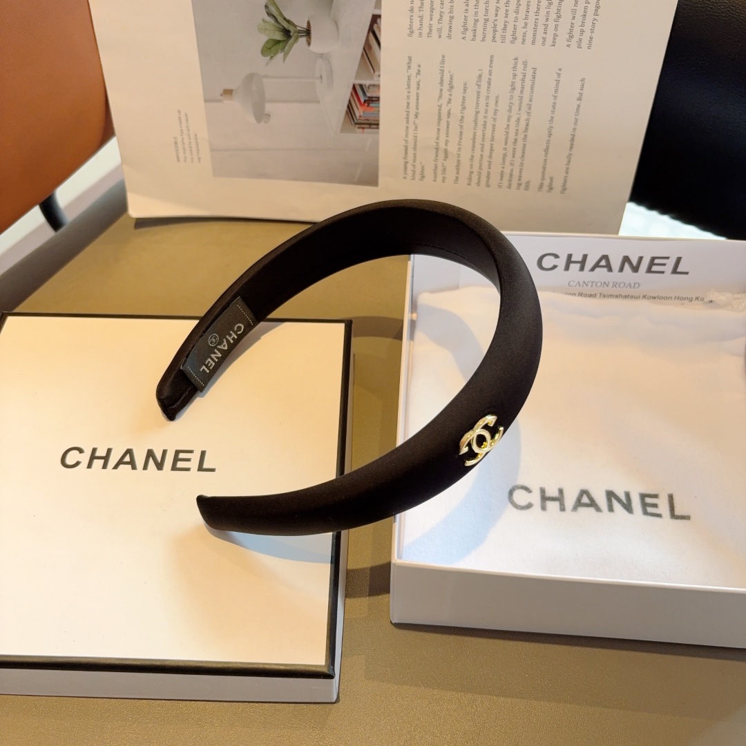 配包装
CHANEL（香奈儿）新款小香缎面发箍，香奶奶头箍，复古头箍，网红爆款推荐 超精致，时尚百搭！