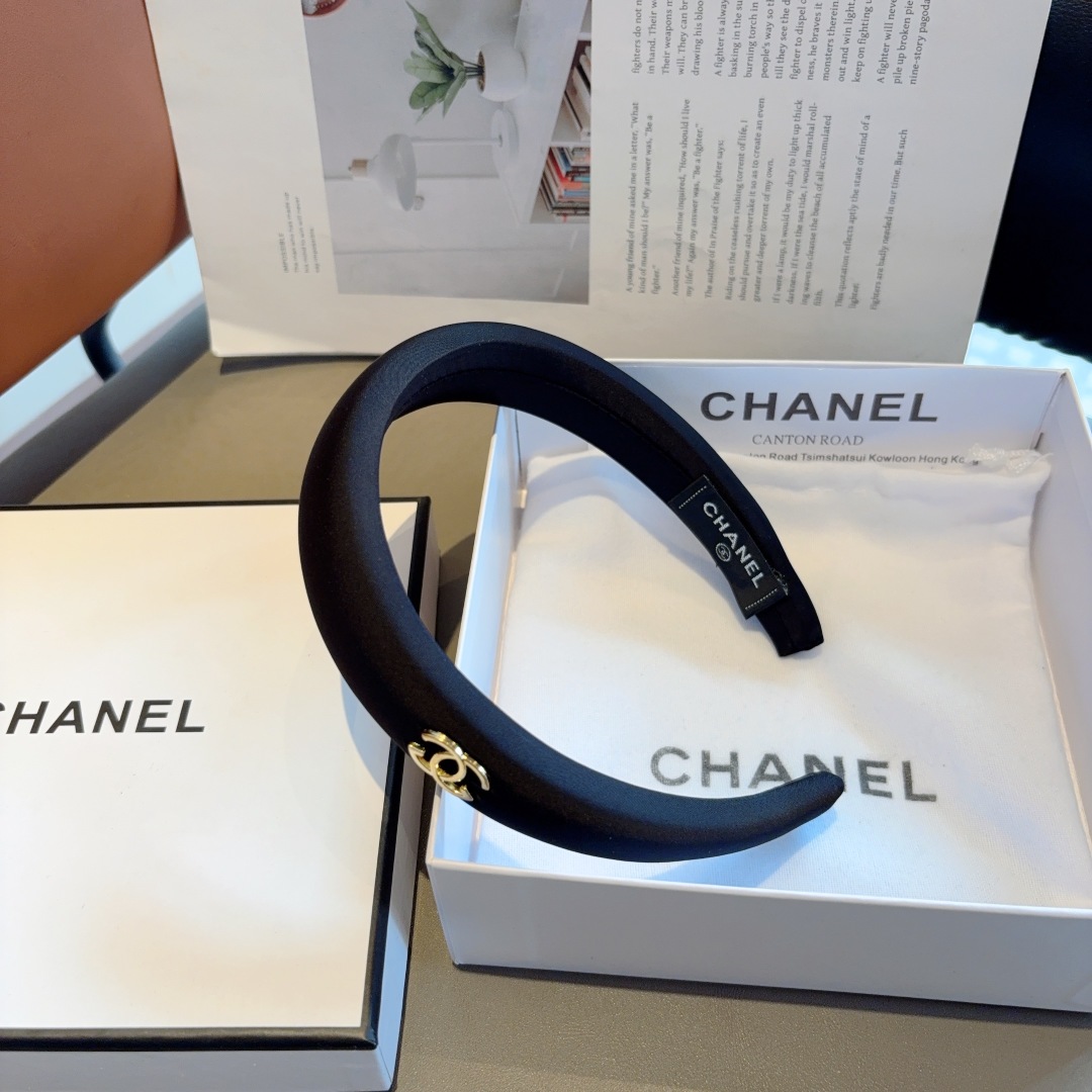 配包装
CHANEL（香奈儿）新款小香缎面发箍，香奶奶头箍，复古头箍，网红爆款推荐 超精致，时尚百搭！
