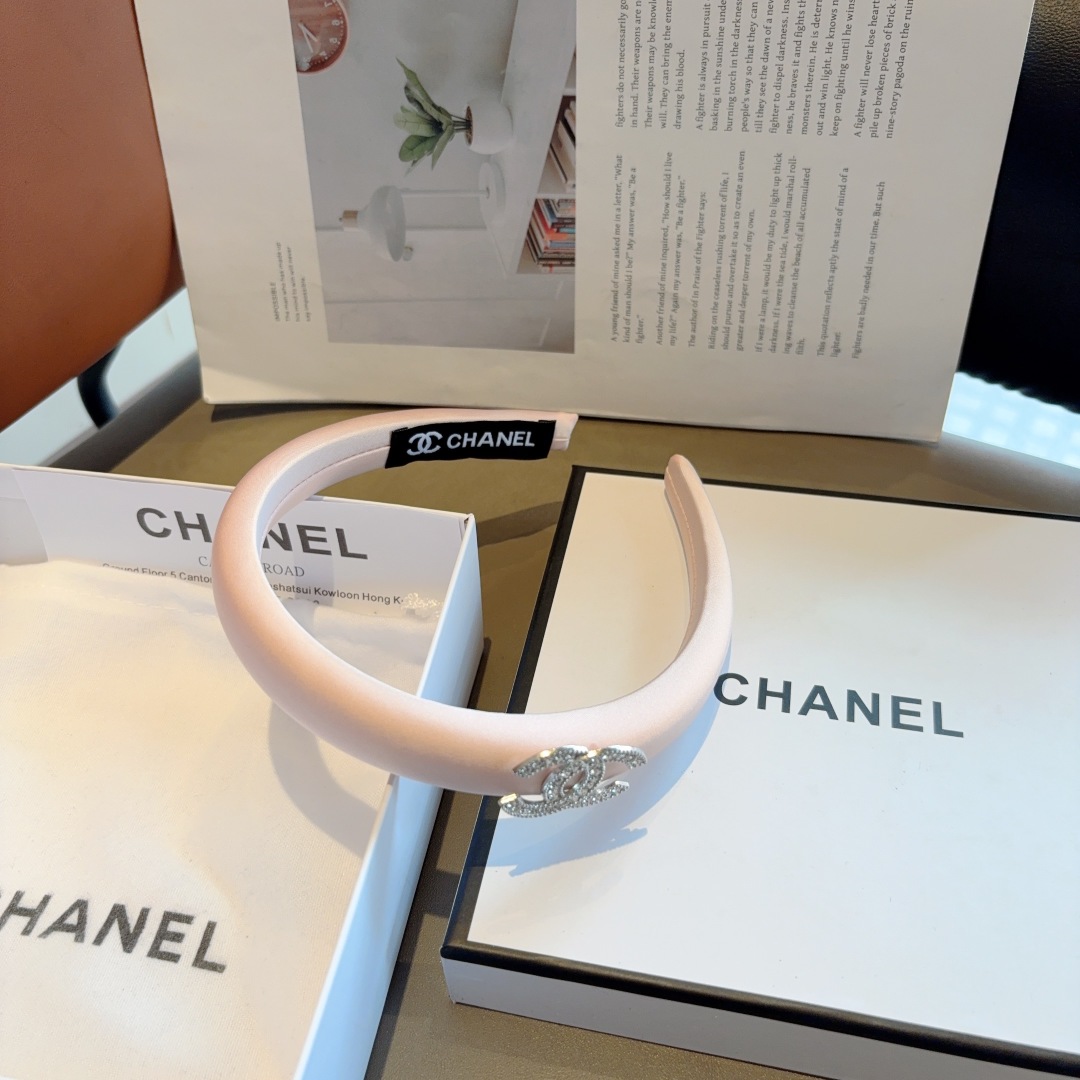 配包装
CHANEL（香奈儿）最新款小香发箍，香奶奶头箍，复古头箍，网红爆款推荐 超精致，时尚百搭！