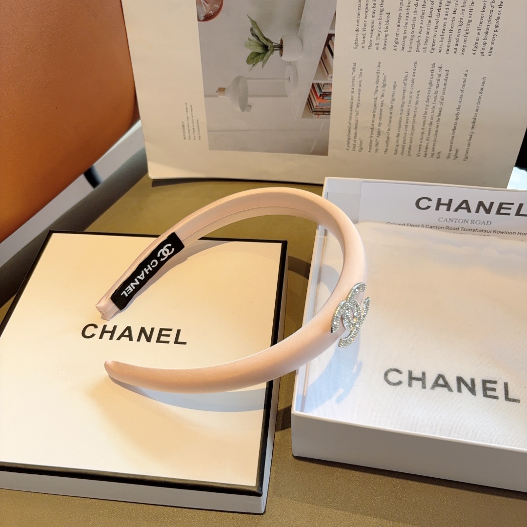 配包装
CHANEL（香奈儿）最新款小香发箍，香奶奶头箍，复古头箍，网红爆款推荐 超精致，时尚百搭！