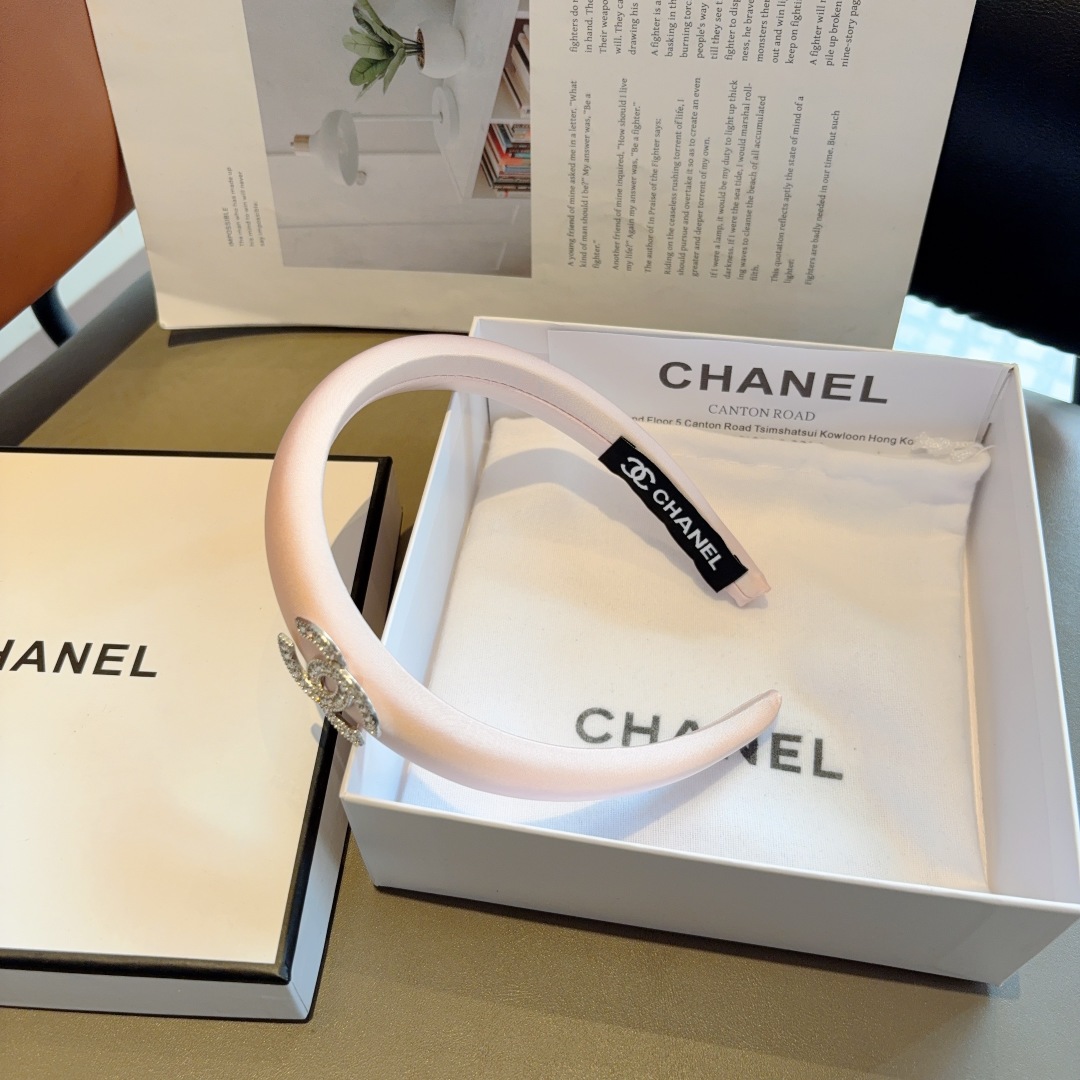 配包装
CHANEL（香奈儿）最新款小香发箍，香奶奶头箍，复古头箍，网红爆款推荐 超精致，时尚百搭！