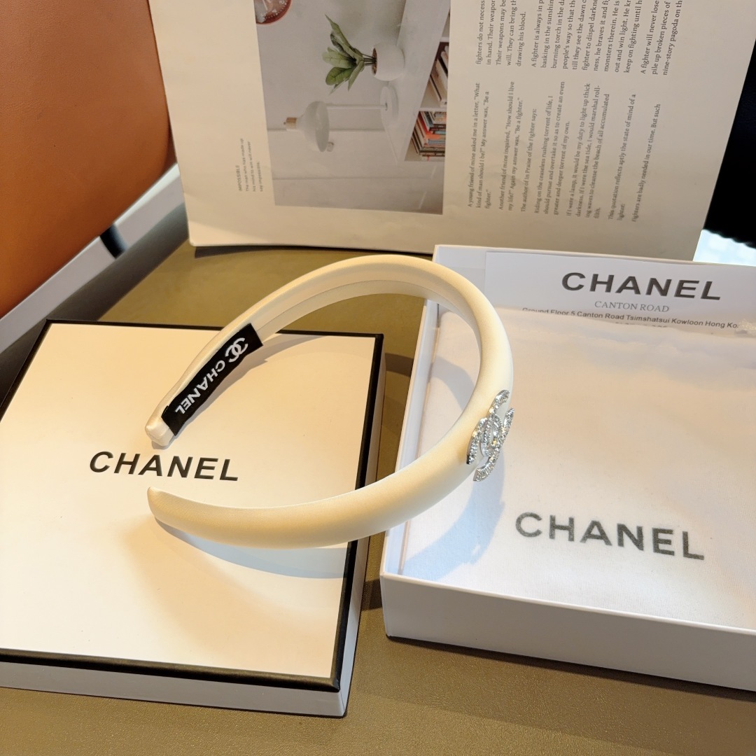 配包装
CHANEL（香奈儿）最新款小香发箍，香奶奶头箍，复古头箍，网红爆款推荐 超精致，时尚百搭！