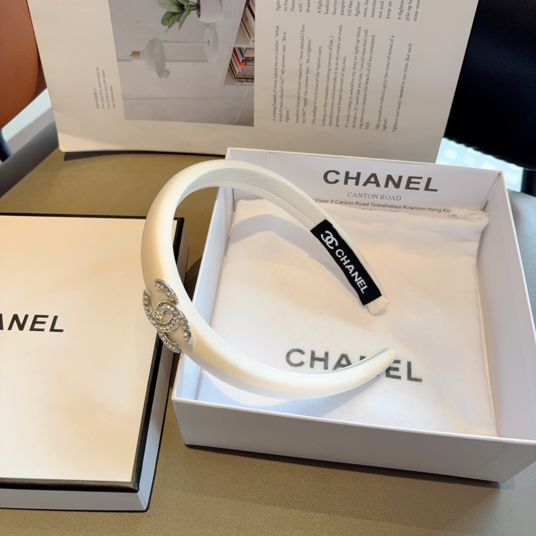 配包装
CHANEL（香奈儿）最新款小香发箍，香奶奶头箍，复古头箍，网红爆款推荐 超精致，时尚百搭！