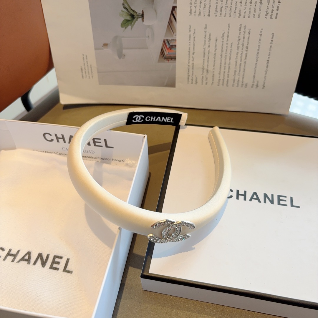 配包装
CHANEL（香奈儿）最新款小香发箍，香奶奶头箍，复古头箍，网红爆款推荐 超精致，时尚百搭！