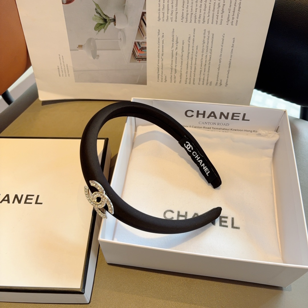 配包装
CHANEL（香奈儿）最新款小香发箍，香奶奶头箍，复古头箍，网红爆款推荐 超精致，时尚百搭！