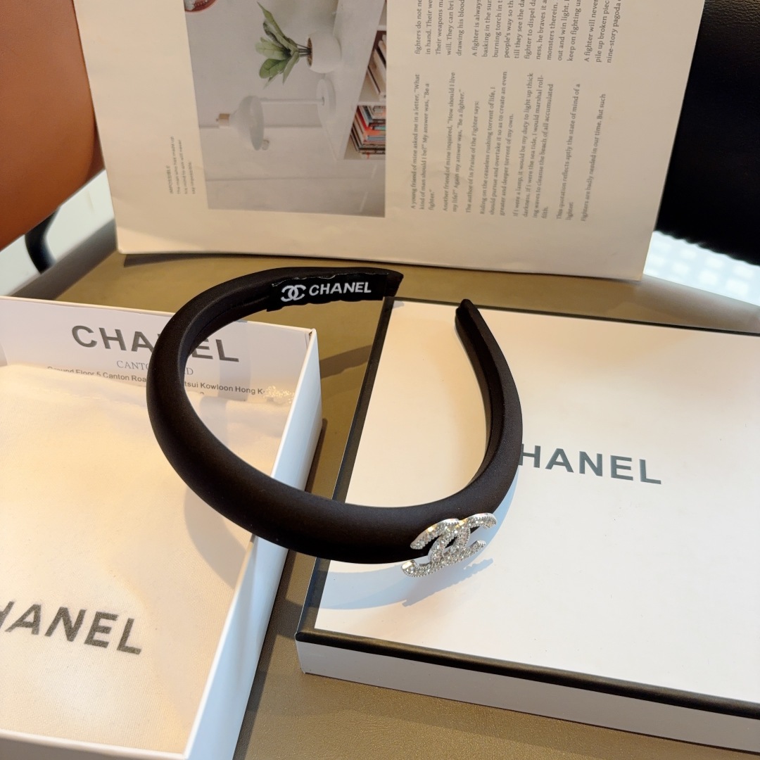 配包装
CHANEL（香奈儿）最新款小香发箍，香奶奶头箍，复古头箍，网红爆款推荐 超精致，时尚百搭！