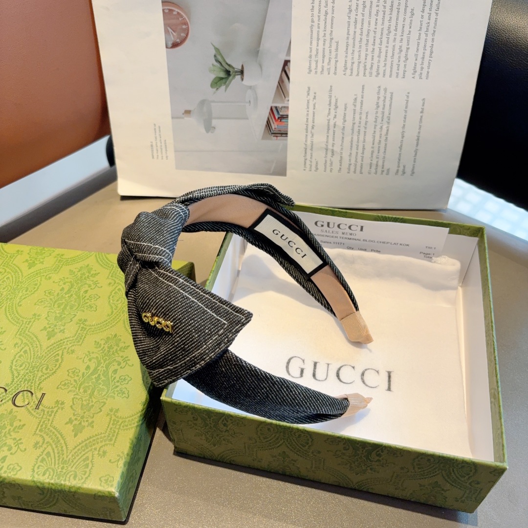 配包装
Gucci古奇 新款蝴蝶结牛仔布宽边发箍，女神外出必备单品，非常百搭，时尚潮流！
