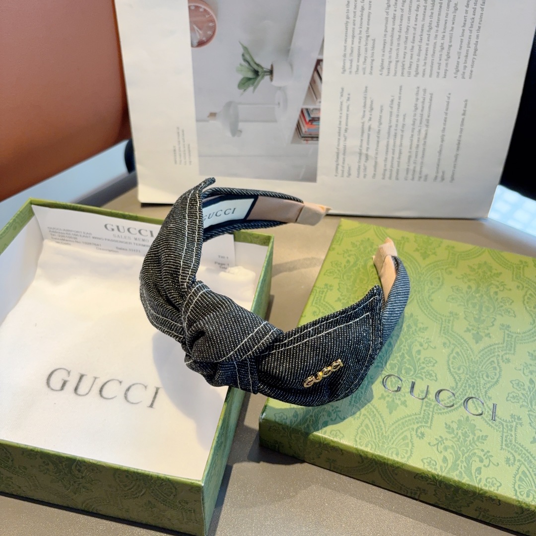 配包装
Gucci古奇 新款蝴蝶结牛仔布宽边发箍，女神外出必备单品，非常百搭，时尚潮流！