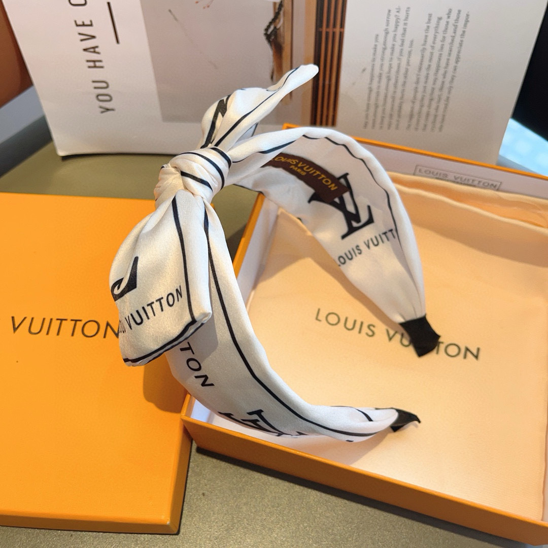 配包装
LV 路易威登 火爆新款宽版蝴蝶结发箍，时尚头箍，专柜最最新款来袭💕时尚百搭，女神必入  ！