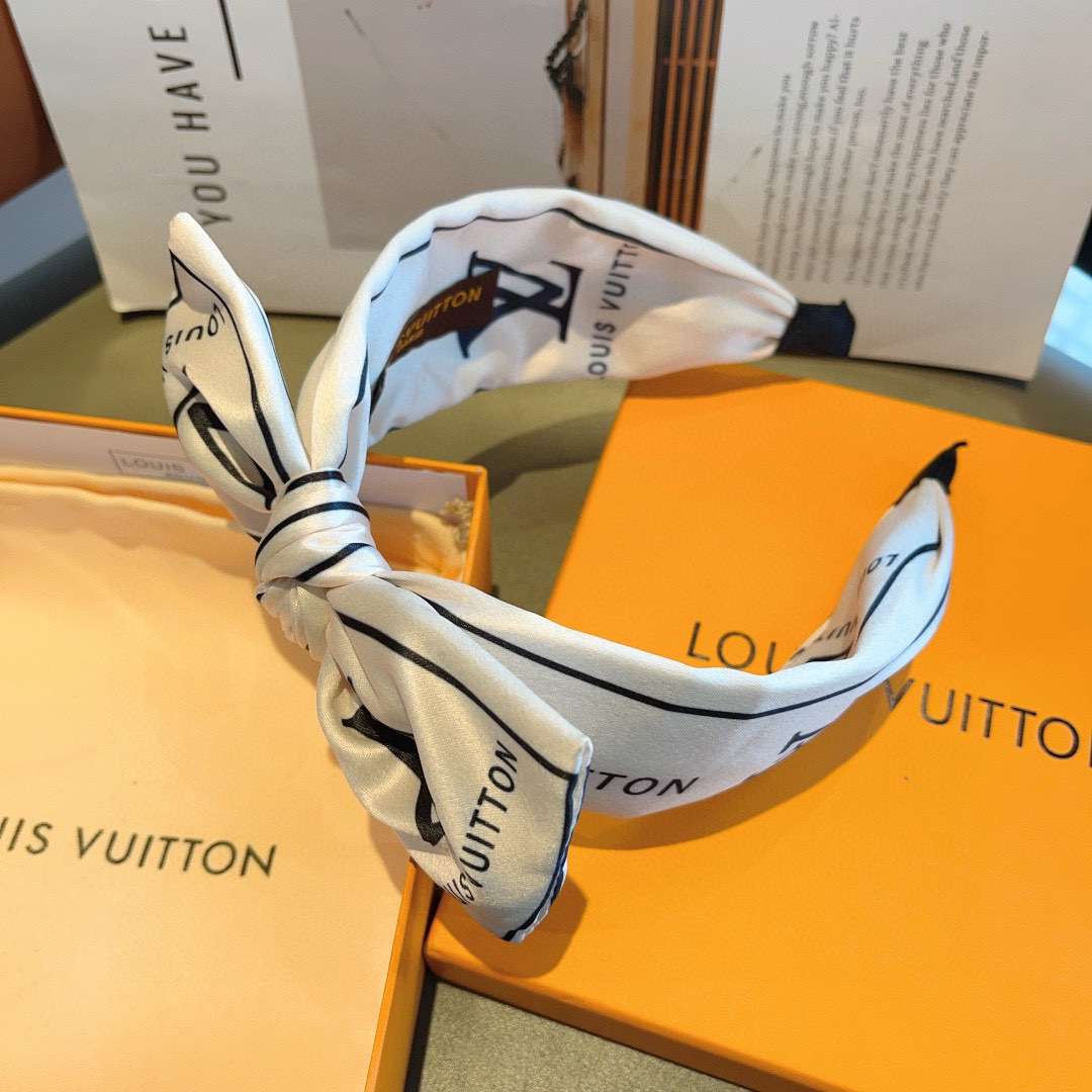 配包装
LV 路易威登 火爆新款宽版蝴蝶结发箍，时尚头箍，专柜最最新款来袭💕时尚百搭，女神必入  ！