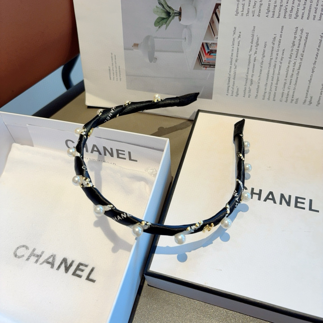配包装
CHANEL（香奈儿）新款小香发箍，新品甜美珍珠头箍，网红爆款推荐 搭配高端双Ｃlogo ，超精