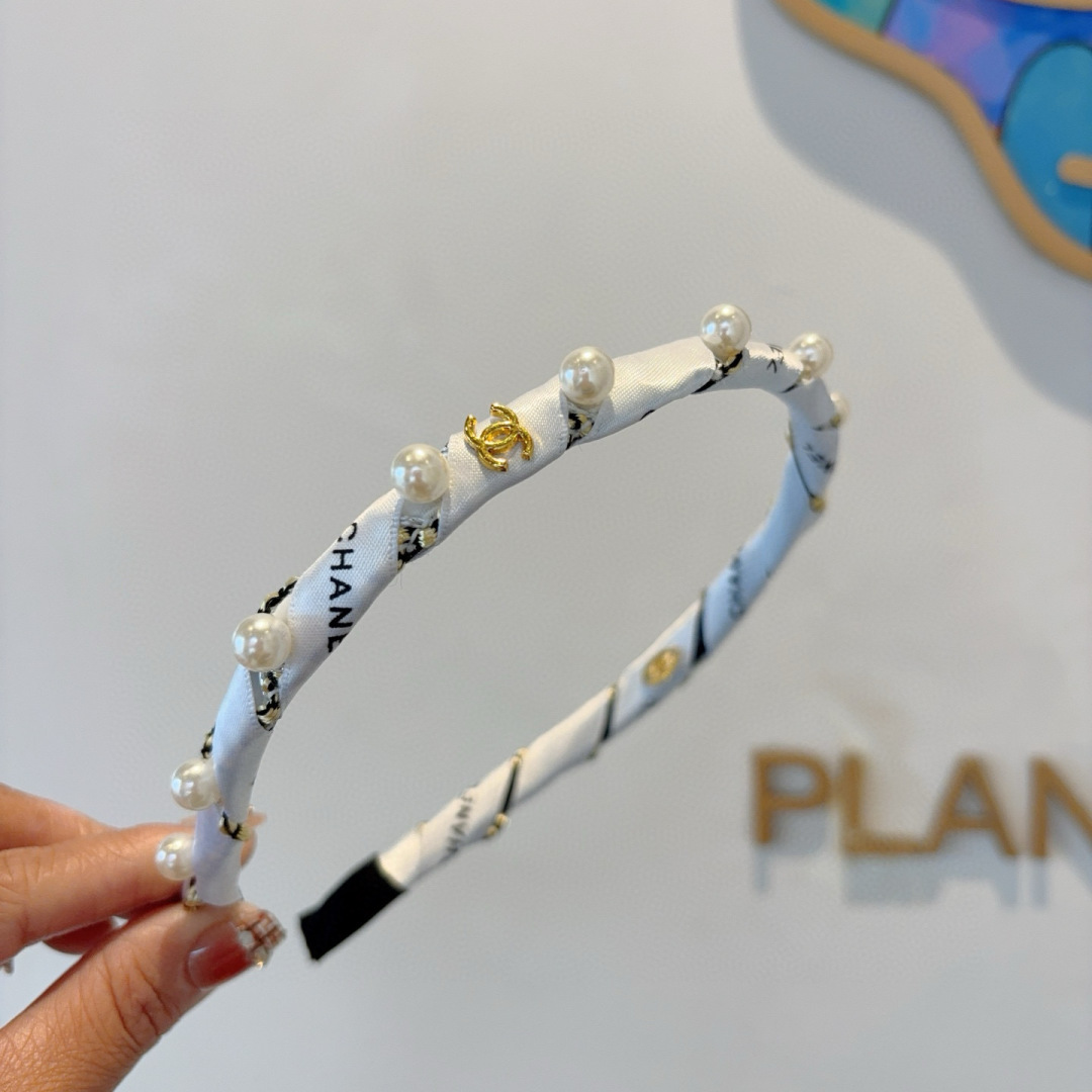 配包装
CHANEL（香奈儿）新款小香发箍，新品甜美珍珠头箍，网红爆款推荐 搭配高端双Ｃlogo ，超精