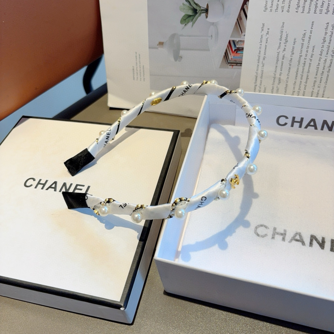 配包装
CHANEL（香奈儿）新款小香发箍，新品甜美珍珠头箍，网红爆款推荐 搭配高端双Ｃlogo ，超精
