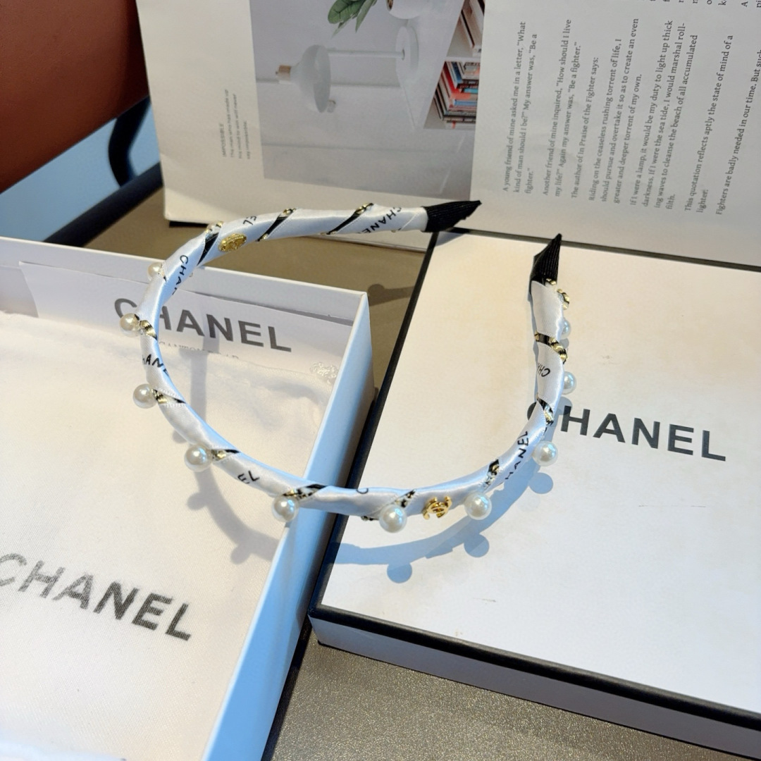配包装
CHANEL（香奈儿）新款小香发箍，新品甜美珍珠头箍，网红爆款推荐 搭配高端双Ｃlogo ，超精